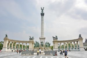  | 3-el-monumento-de-milenio-con-las-figuras-de-lideres-de-7-tribus-magiares-fundador-de-hungria_ger