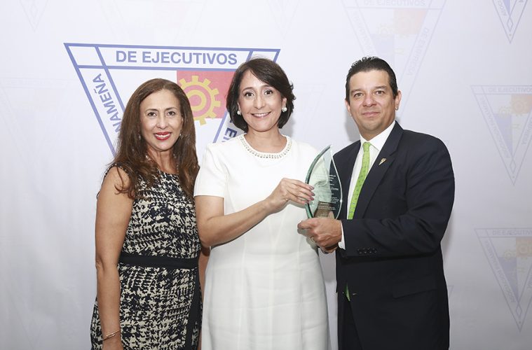 mujer destacada