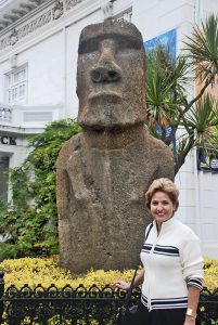  | Magali Mendez y moai en museo de arqueologia e historia Fonck, en Viña del Mar _ger