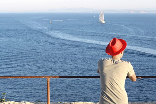  | Corsica, Francia, Bonifacio. young man looks at the landscape fr