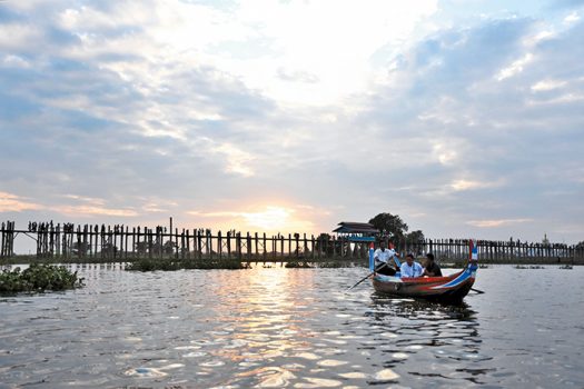  | 6 los turistas observan el atardecer en el lago Taungthaman y el puente de madera de U-Bein _ger