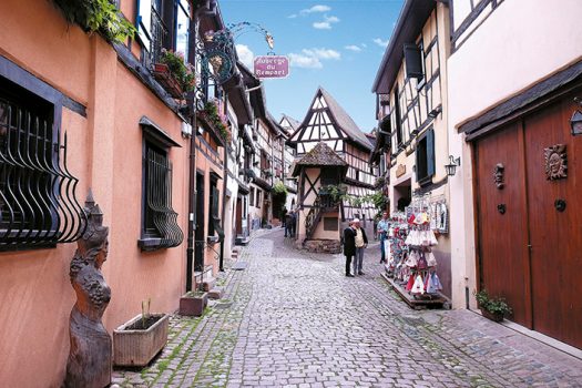  | 2 la calle tipica de Eguisheim, callejones y casas murallas circlulan alrededor del pueblo_ger copy