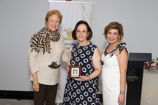  | Miriam-de-Bern-y-Beatriz-de-Yee-entregan-reconocimiento-a-Marylin-de-Simons-Presidenta-saliente-ger