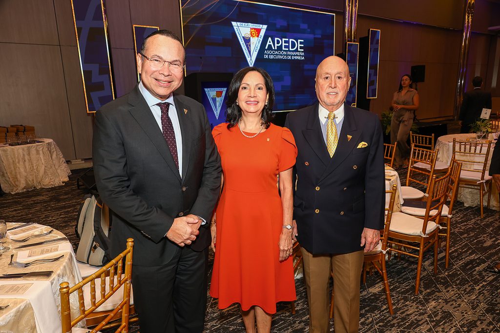EMPRESARIALES EVENTOS  | APEDE juramenta directiva